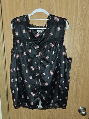 💫Black Satin Floral Button-Up Shell with Pink Roses